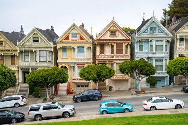 San Francisco, Amerika Birleşik Devletleri. 10 Temmuz 2018. Boyalı bayanlar evler ve Alamo Square Downtown arka plan.