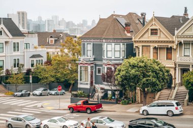 San Francisco, Amerika Birleşik Devletleri. 10 Temmuz 2018. Boyalı bayanlar evler ve Alamo Square Downtown arka plan.