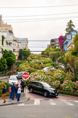 10 Mayıs 2018. San Francisco, Amerika Birleşik Devletleri. San Francisco'da sokak aşağıdan Lombard görünümünü.