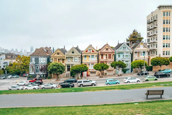 Σαν Φρανσίσκο Ηπα Ιουλίου 2018 Χρωματισμένες Κυρίες Σπίτια Και Φόντο — Φωτογραφία Αρχείου