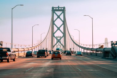 San Francisco, Amerika Birleşik Devletleri. 10 Mayıs 2018. San Francisco yoğun trafik, teleferik ve golden gate Köprüsü karayolu ile meşgul sokaklarında.