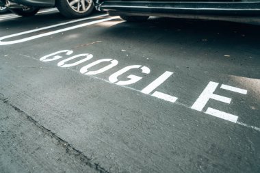 Palo Alto, Amerika Birleşik Devletleri. 30 Eylül 2018. Google Street/kaldırım işaret otopark. Park Spotlar Silikon Vadisi Google çalışanları için Google'da başlığı. 
