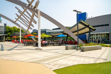 Palo Alto, Amerika Birleşik Devletleri. 10 Eylül 2018. Silikon Vadisi'ndeki Googleplex ofisine. Büyük Google işareti, Android robot heykel ve ana Google ofisi.