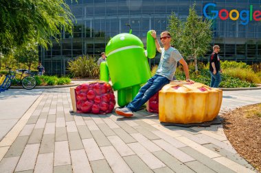 Palo Alto, Amerika Birleşik Devletleri. 10 Eylül 2018. Genç adam, oturmak yakınındaki büyük Android Google ofis kayıt Silikon Vadisi'nde. 