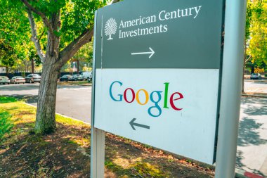 Palo Alto, Amerika Birleşik Devletleri. 10 Eylül 2018. Silikon Vadisi'nde bir sokak görünümü Google ofisinin Google ile imzalamak Mahallesi.