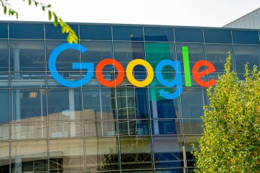 Palo Alto, Amerika Birleşik Devletleri. 10 Eylül 2018. Silikon Vadisi'ndeki Googleplex ofisine. Büyük Google işareti, Android robot heykel ve ana Google ofisi.