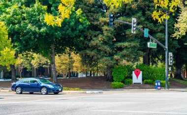 Palo Alto, Amerika Birleşik Devletleri. 10 Eylül 2018. Silikon Vadisi'nde bir sokak görünümü Google ofisinin Google ile imzalamak Mahallesi.