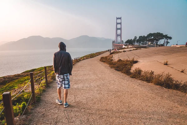 Young Man Walking Golden Gate Bridge San Francisco Exploring California — Stock Photo, Image