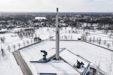 Riga, Letonya, 14 Şubat 2018: Agenskalns yılında Sovyet ordusu için zafer anıtı. 1985 Dünya Savaşı'nda Nazi Almanyası Sovyet ordusunun zaferi anısına oluşturulan.