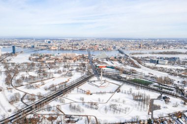 Riga güzel kış. Sovyet ordusunda Agenskalns için zafer memorial yakınındaki görüntülemek.