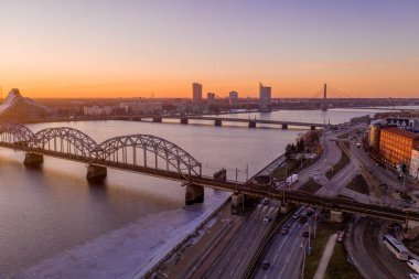 Mor gün batımı manzarası sırasında kış Riga havadan görünümü. 