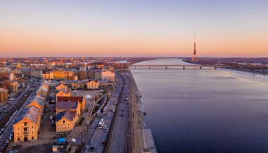 Mor gün batımı manzarası sırasında kış Riga havadan görünümü. 