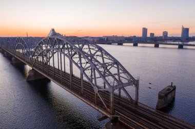 Riga, Letonya'da Daugava nehri üzerinde tren köprüsü.