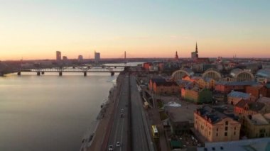 Riga eski şehir havadan görünümü gün batımında Riga merkezinde dans ve şarkı ile 