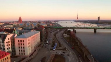 Riga eski şehir havadan görünümü gün batımında Riga merkezinde dans ve şarkı ile 