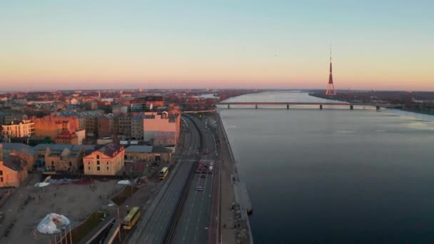 Letecký Pohled Staré Město Riga Oslavující Janiho Lidmi Tančící Zpívající — Stock video