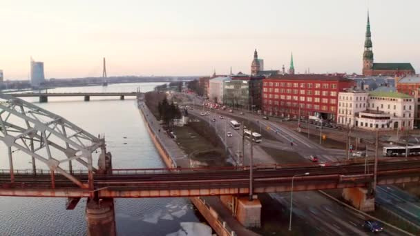 Riga Eski Şehir Havadan Görünümü Gün Batımında Riga Merkezinde Dans — Stok video