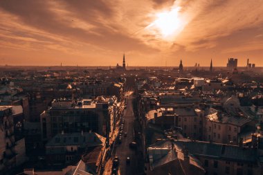 Mor turuncu gün batımı sırasında Riga, Letonya çarpıcı havadan görünümü. Eski şehir, asma köprü ve Nehir Daugava görünümü.