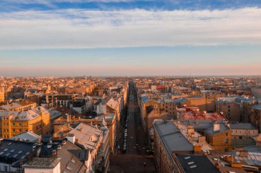 Mor turuncu gün batımı sırasında Riga, Letonya çarpıcı havadan görünümü. Eski şehir, asma köprü ve Nehir Daugava görünümü.