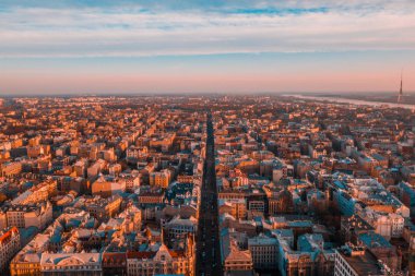 Mor turuncu gün batımı sırasında Riga, Letonya çarpıcı havadan görünümü. Eski şehir, asma köprü ve Nehir Daugava görünümü.