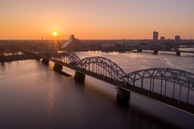 Mor turuncu gün batımı sırasında Riga, Letonya çarpıcı havadan görünümü. Eski şehir, asma köprü ve Nehir Daugava görünümü.