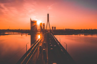 Riga, Letonya'daki köprünün havadan görünümü.