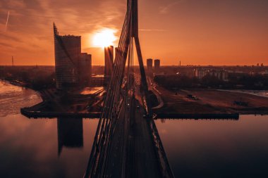 Riga, Letonya'daki köprünün havadan görünümü.
