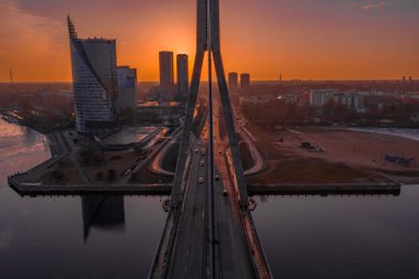Riga, Letonya'daki köprünün havadan görünümü.