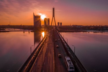 Riga, Letonya'daki köprünün havadan görünümü.