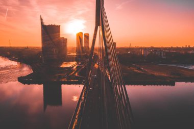 Riga, Letonya'daki köprünün havadan görünümü.