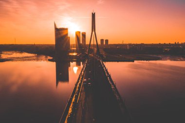Riga, Letonya'daki köprünün havadan görünümü.