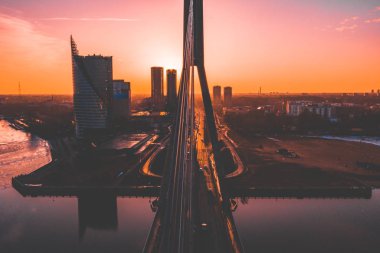 Riga, Letonya'daki köprünün havadan görünümü.