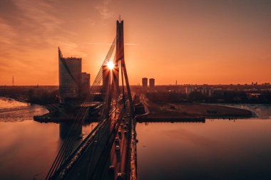 Riga, Letonya'daki köprünün havadan görünümü.