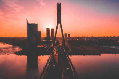 Riga, Letonya'daki köprünün havadan görünümü.