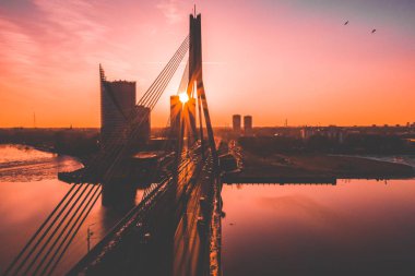 Riga, Letonya'daki köprünün havadan görünümü.