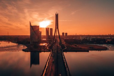 Riga, Letonya'daki köprünün havadan görünümü.