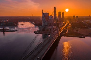 Riga, Letonya'daki köprünün havadan görünümü.