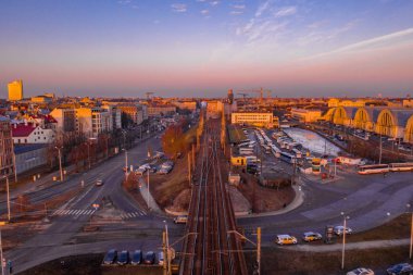 Riga, Letonya'da Gün Batımı sırasında Daugava Nehri üzerindeki Demiryolu Köprüsü'nün görünümü 