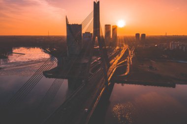 Riga, Letonya'daki köprünün havadan görünümü.