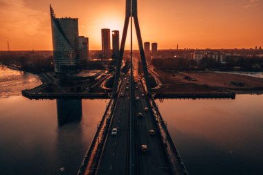 Riga, Letonya'daki köprünün havadan görünümü.