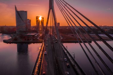 Riga, Letonya'daki köprünün havadan görünümü.