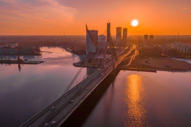 Riga, Letonya'daki köprünün havadan görünümü.