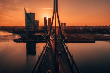 Riga, Letonya'daki köprünün havadan görünümü.