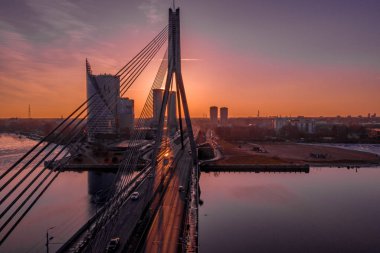 Riga, Letonya'daki köprünün havadan görünümü.
