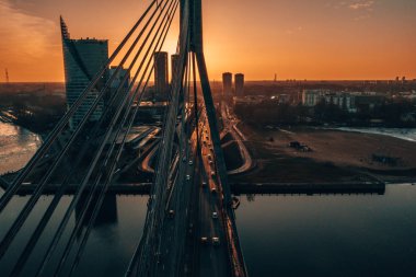 Riga, Letonya'daki köprünün havadan görünümü.
