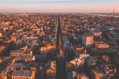 Şehir merkezinde asma köprü ve ana katedral de dahil olmak üzere eski şehir yakınında Riga şehir gün batımıpanorama görünümü.