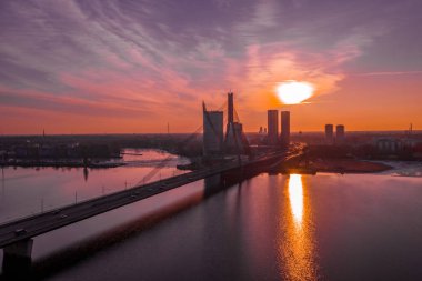 Riga, Letonya'daki köprünün havadan görünümü.