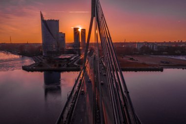 Riga, Letonya'daki köprünün havadan görünümü.