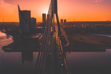 Riga, Letonya'daki köprünün havadan görünümü.