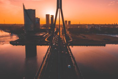 Riga, Letonya'daki köprünün havadan görünümü.